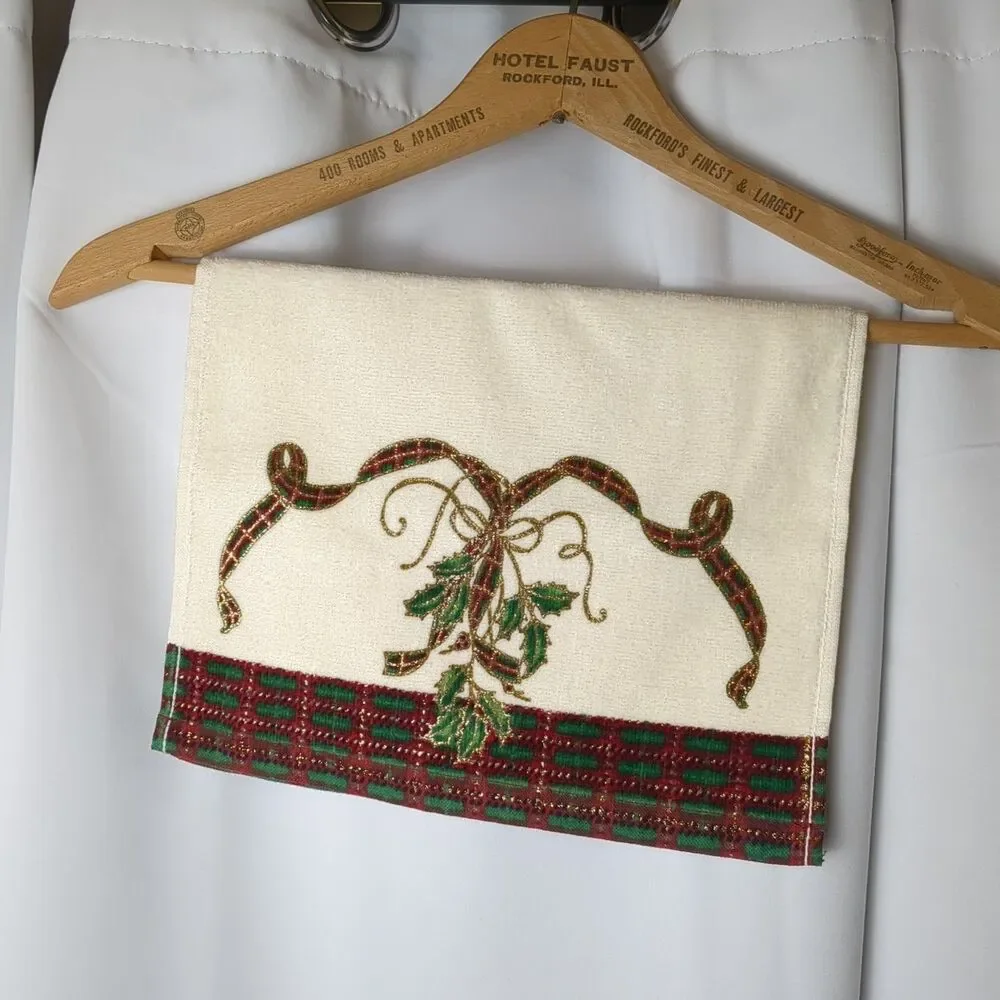 Lenox Christmas Holiday Nouveau Finger Tip Towel Holly Ribbons Pattern NEW NWT